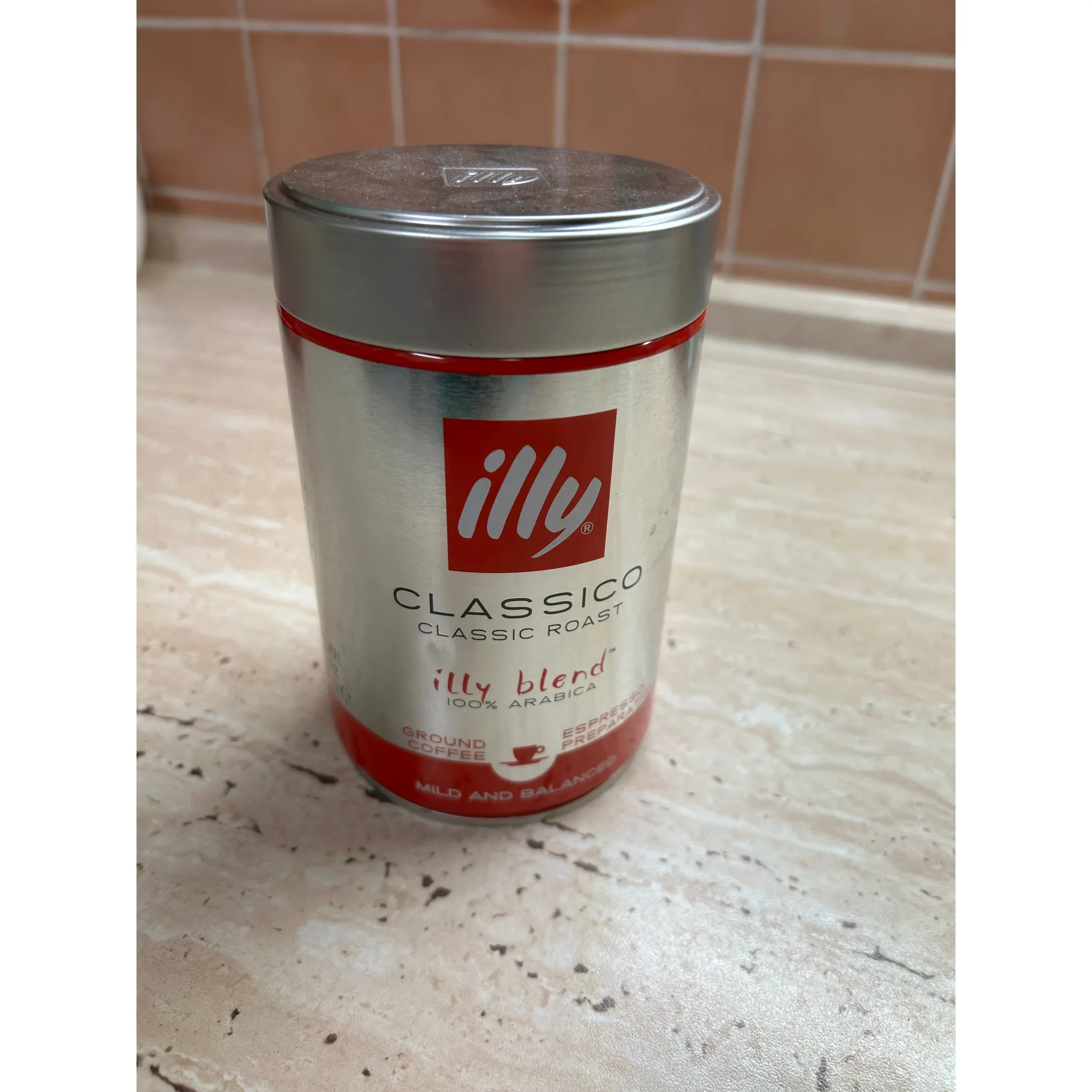 Fotografie 2 - Káva illy Clasico 100% Arabica mletá káva 250 g + šálek XMas