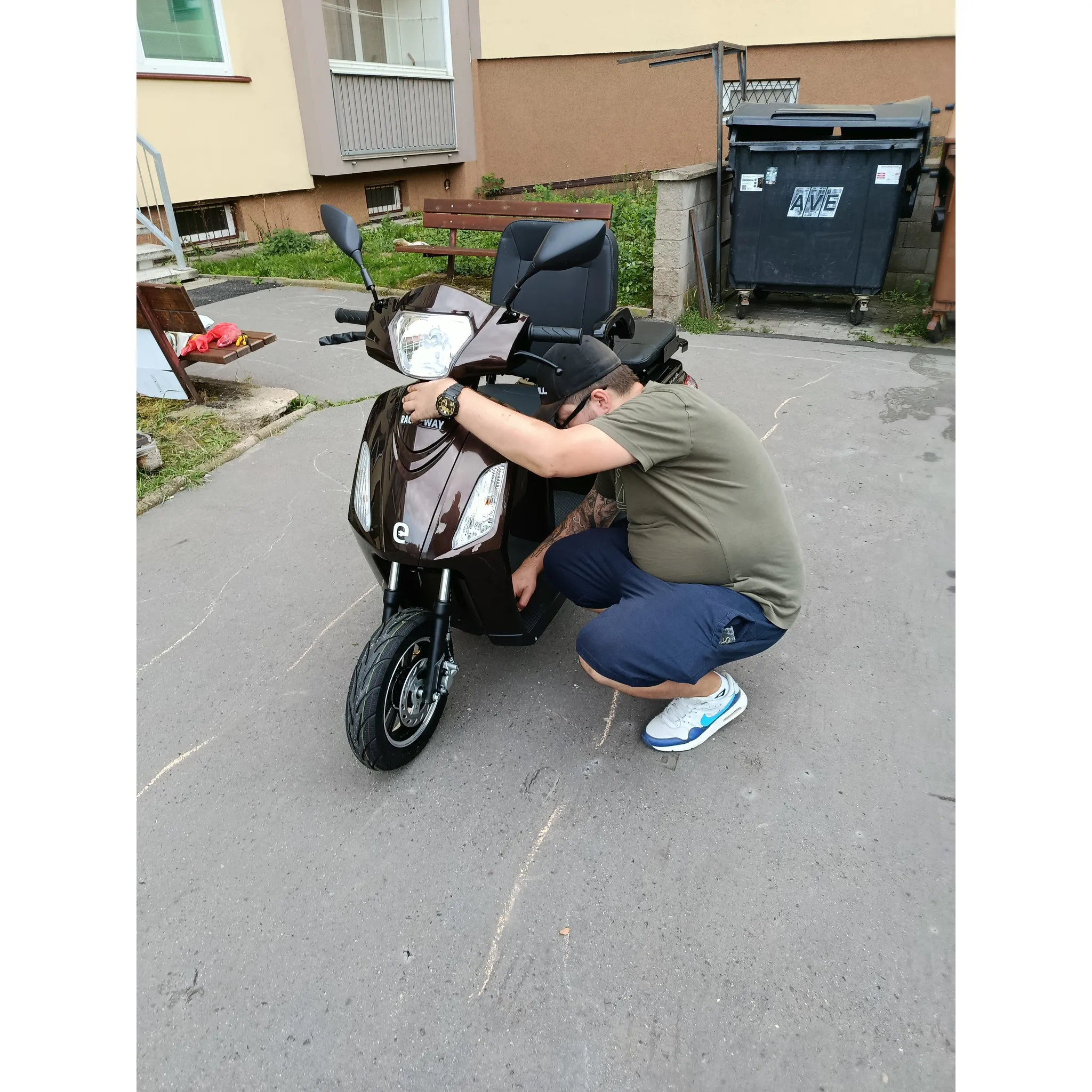 Fotografie 4 - Elektrický invalidní skútr Racceway Via Lux Duo elektrický tříkolový vozík Červený