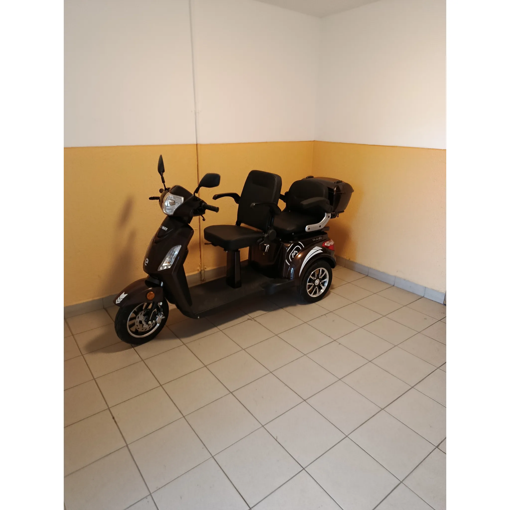Fotografie 2 - Elektrický invalidní skútr Racceway Via Lux Duo elektrický tříkolový vozík Červený