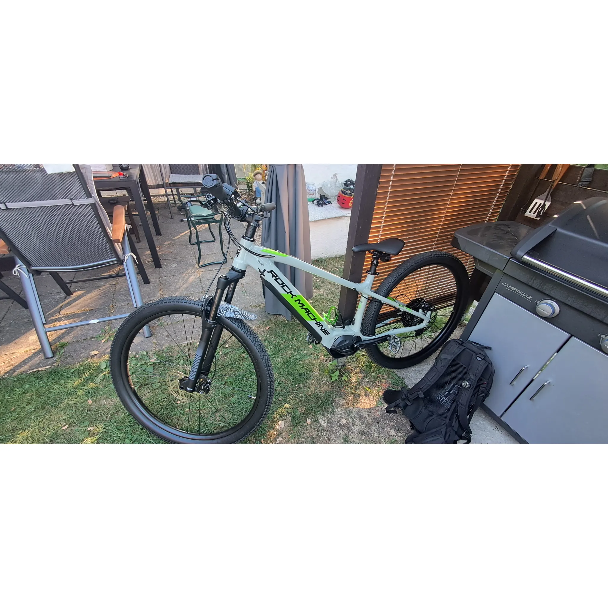 Fotografie 2 - Elektrokolo Rock Machine eBlizz 90 S 14 Ah 29" Gloss Grey/Black/Green 2026 L