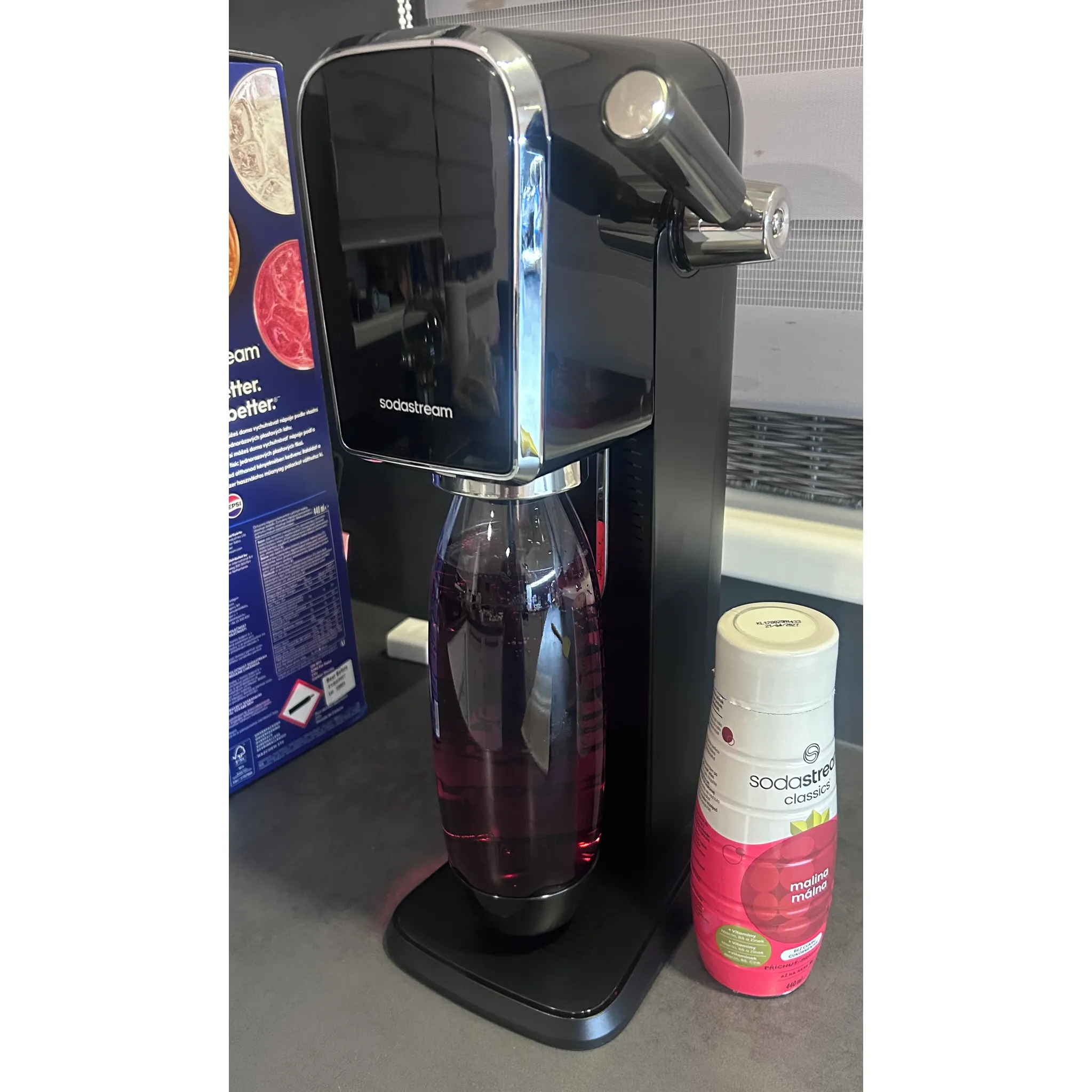 Fotografie 9 - Výrobník sody SodaStream Art černý + 1 lahev