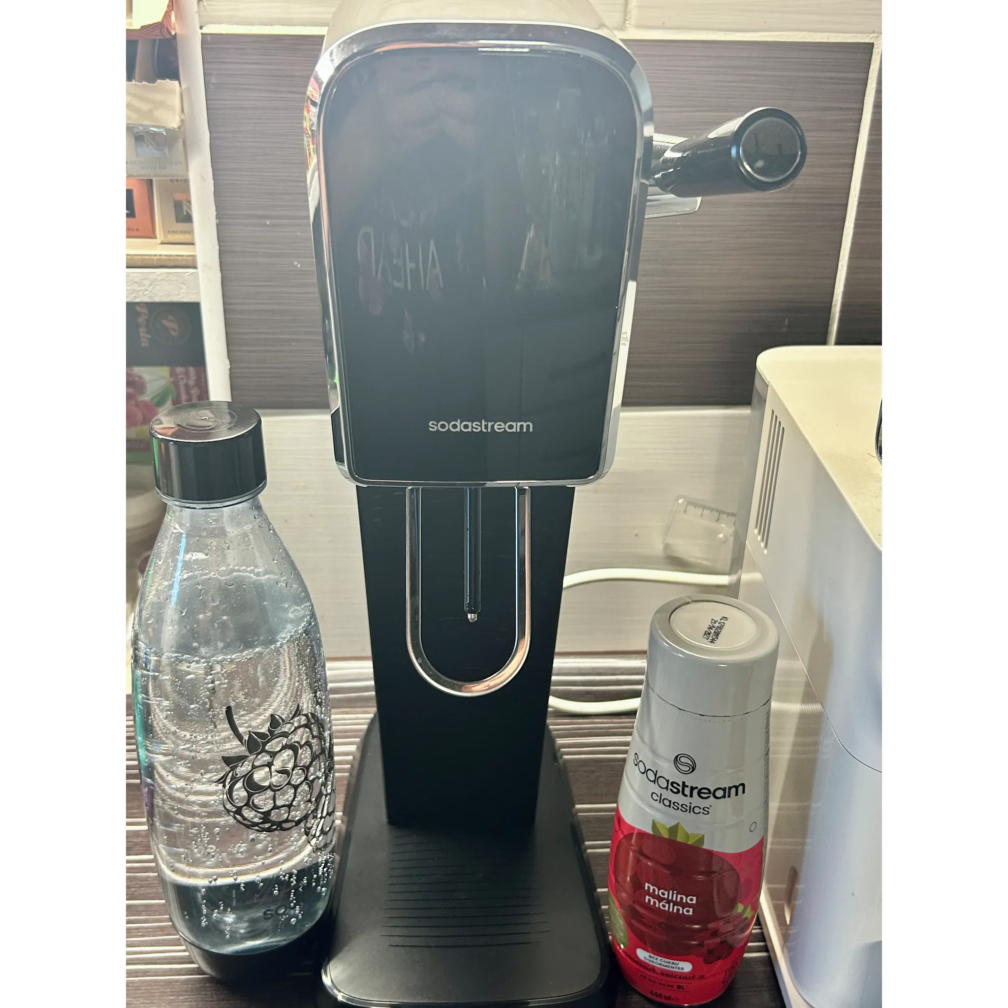Fotografie 8 - Výrobník sody SodaStream Art černý + 1 lahev