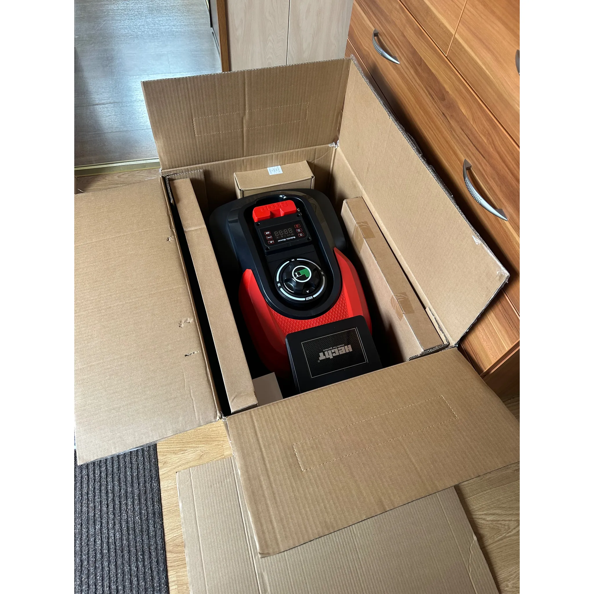 Fotografie 10 - Robotická sekačka Hecht 5608 943789