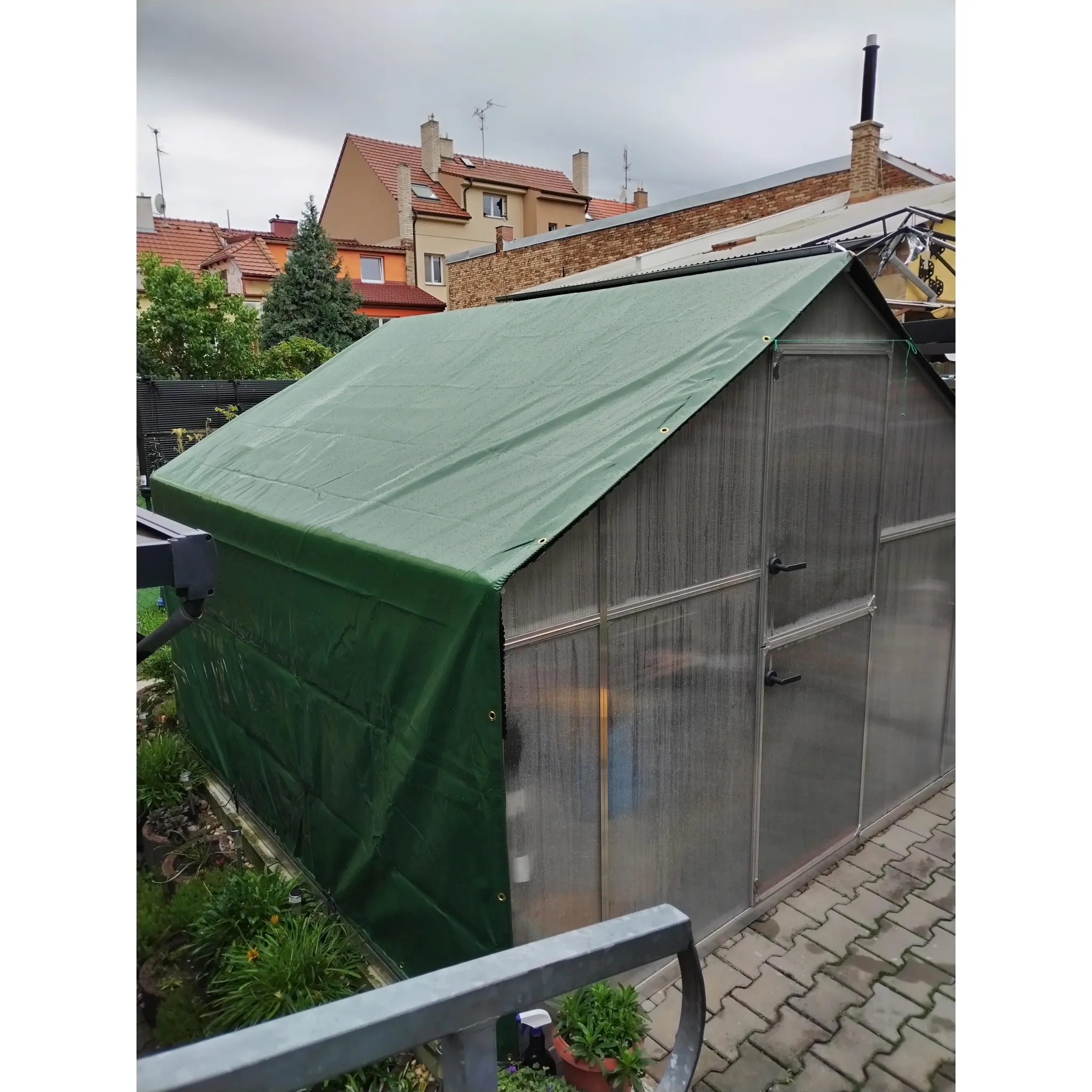 Fotografie 3 - Krycí plachta Kataro Zakrývací plachta PVC 500 g/m2 zelená/šedá 4 x 8 m