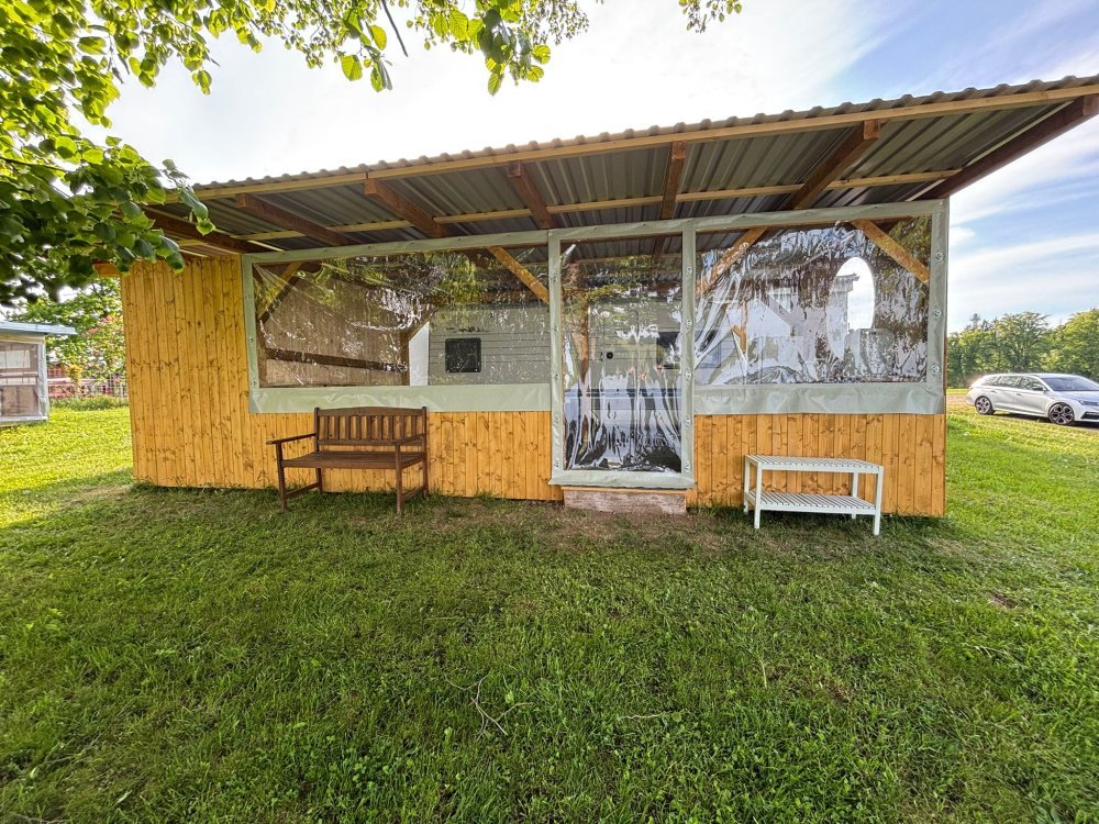 Plachta čirá síly 1mm na pergolu olemovaná s oky - Na míru Písková