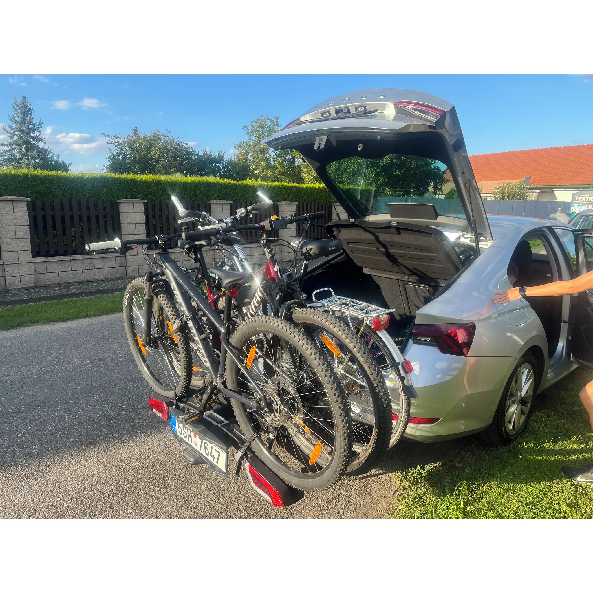 Fotografie 12 - Nosič kol Thule EasyFold XT 934 stříbrný pro 3 kola + taška Thule 9344