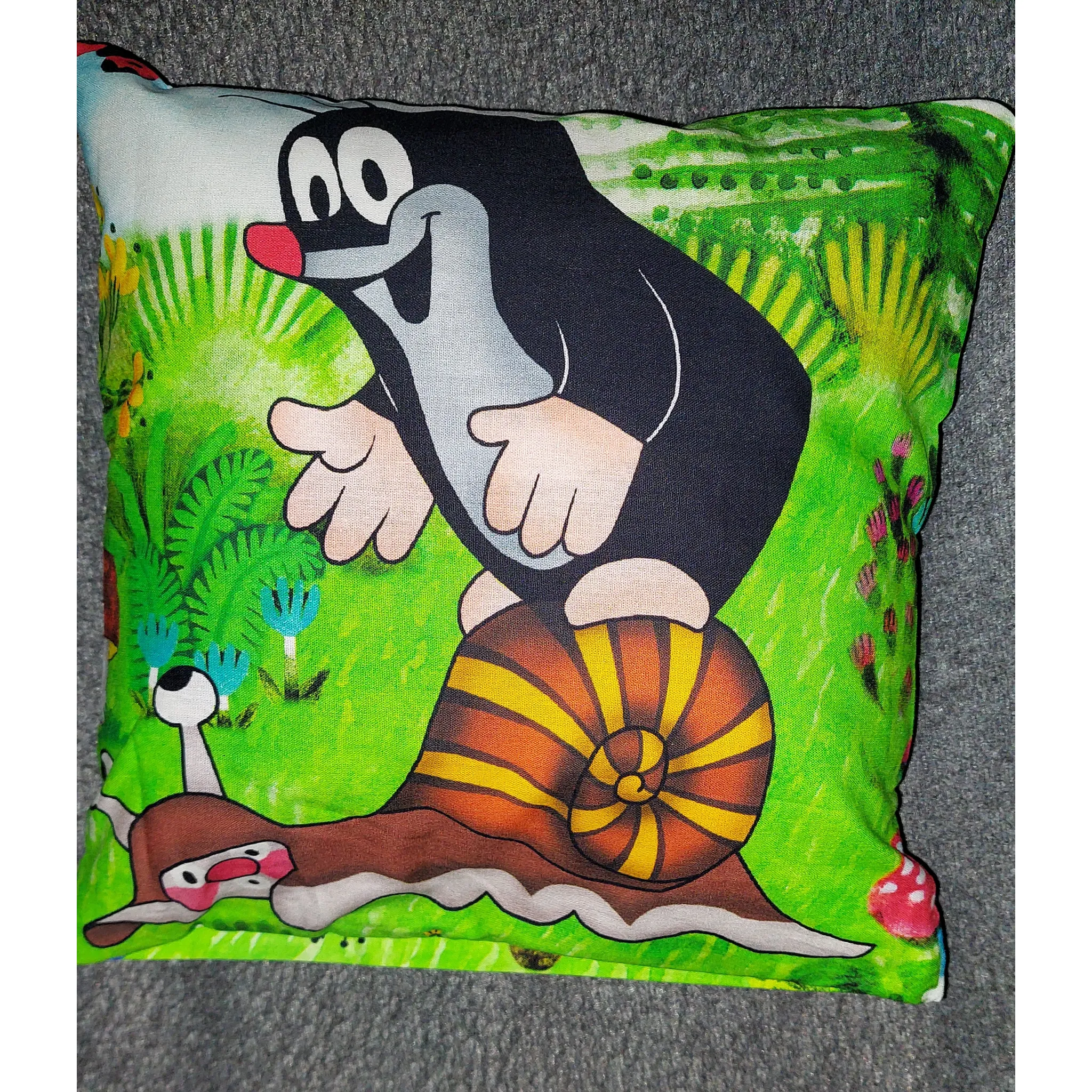 Fotografie 2 - Povlak na polštářek Matějovský Krtek povlak na polštářek 40 x 40 cm Krtek na louce