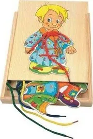 Dřevěná hračka Woody Šněrovací šatní skříň - Chlapeček