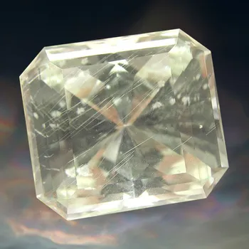 Přírodní kámen Hiddenit z Mozambiku 21x23mm Váha: 54.25ct