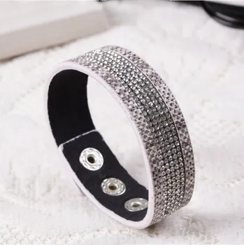 Náramek Šedý náramek s bílými křišťály v barvě hadí kůže