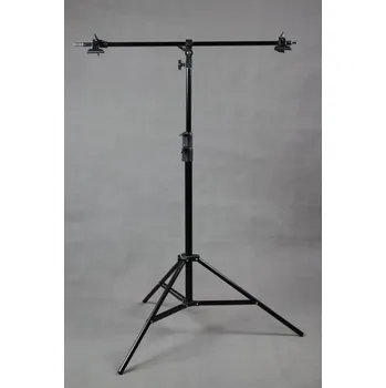 Teleskopická tyč na pozadí a stativ (Set teleskopické tyči a studiového stativu)