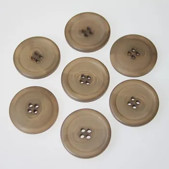 Knoflík Knoflík světle hnědý K44-2, průměr 28 mm.