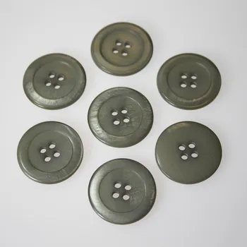 Knoflík Knoflík světle šedý K36-1, průměr 23 mm.