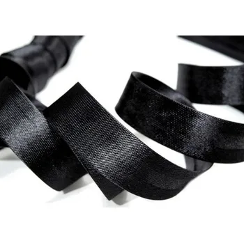 Šikmý proužek saténový černý šíře 15mm zažehlený
