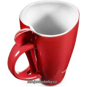 Červený hrnek ve tvaru srdce s vloženou lžičkou